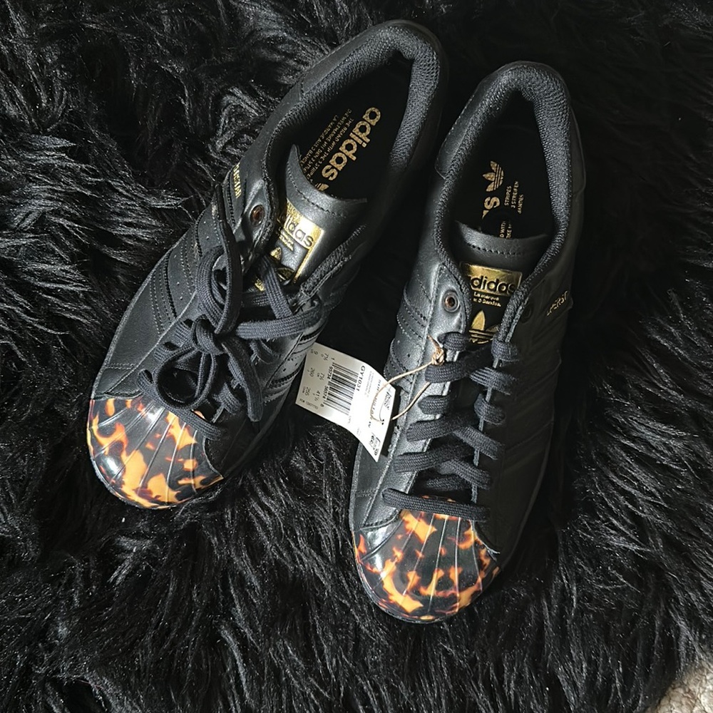 Brand new never worn Adidas Superstar ladies 9